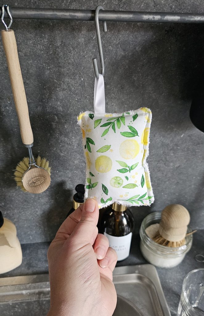 éponge lavable et brosse vaisselle : alternatives zéro déchet
